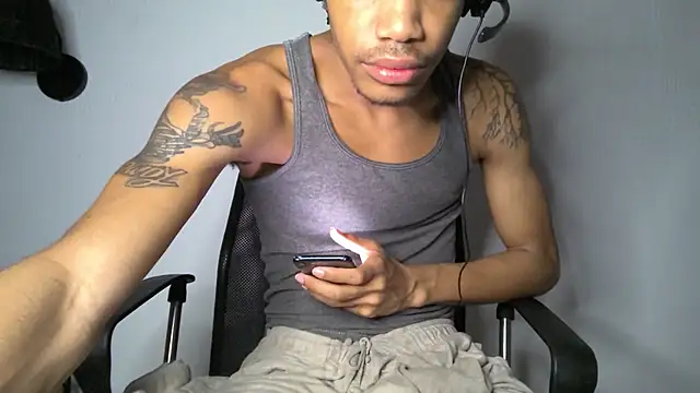 Snapshot of Skinnyblackman chatting on July 10, 4:06 am Skinnyblackman online show from July 10, 4:06 am