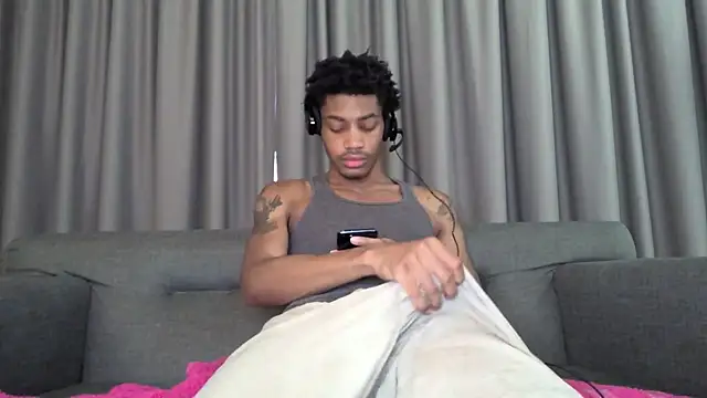 Snapshot of Skinnyblackman chatting on July 31, 11:37 pm Skinnyblackman online show from July 31, 11:37 pm