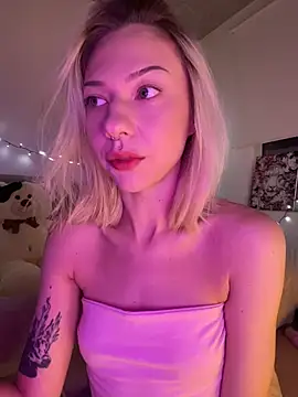 Snapshot of _urbestie_ chatting on July 4, 10:38 pm urbestie online show from July 4, 10:38 pm