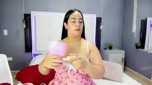 Snapshot of emma_lye chatting on February 19, 9:11 pm emma lye online show from February 19, 9:11 pm