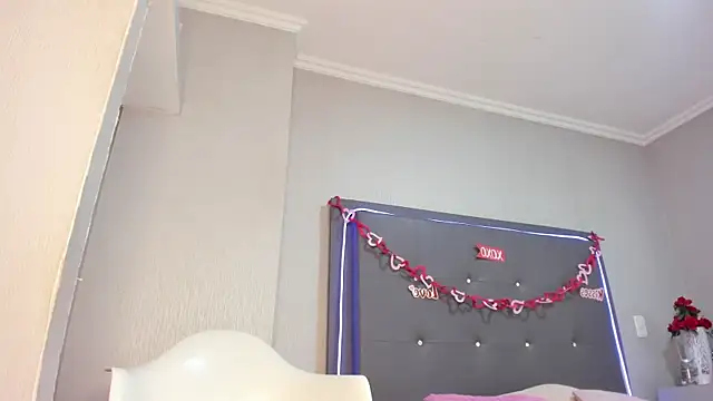 Snapshot of emma_lye chatting on April 28, 2:27 am emma lye online show from April 28, 2:27 am