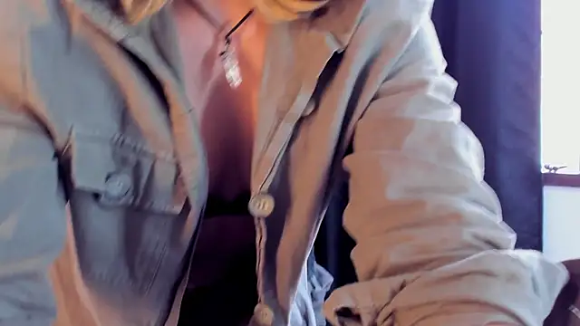 Snapshot of riley_colors chatting on February 18, 8:25 pm riley colors online show from February 18, 8:25 pm