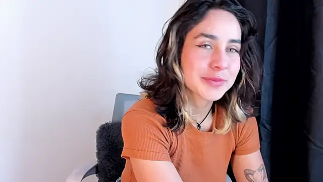 Snapshot of riley_colors chatting on March 10, 8:56 pm riley colors online show from March 10, 8:56 pm