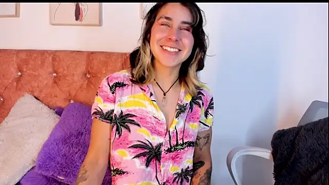 Snapshot of riley_colors chatting on March 11, 9:37 pm riley colors online show from March 11, 9:37 pm