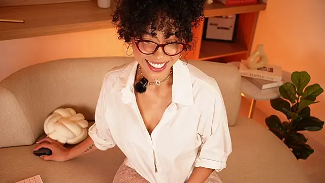 Snapshot of OSHUN_ chatting on May 30, 10:51 pm OSHUN online show from May 30, 10:51 pm