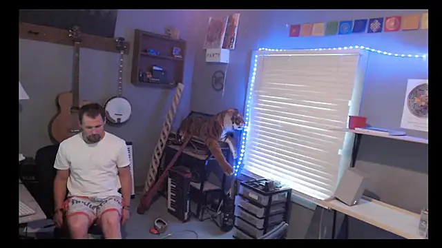 Snapshot of itsjameswebbscope chatting on May 2, 10:04 pm itsjameswebbscope online show from May 2, 10:04 pm