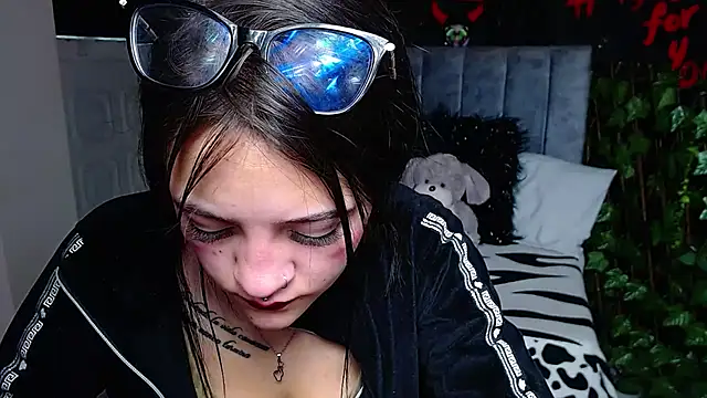 Snapshot of Violettasquirt chatting on April 23, 1:46 pm Violettasquirt online show from April 23, 1:46 pm