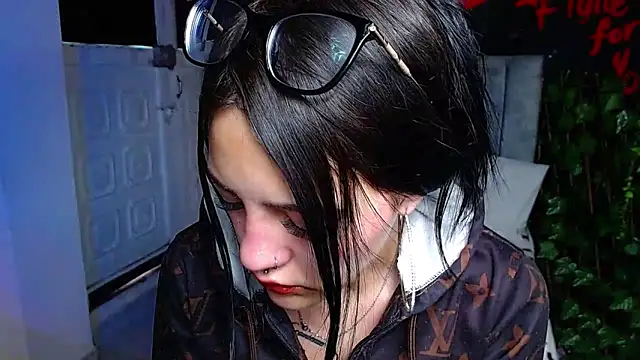 Snapshot of Violettasquirt chatting on April 29, 2:43 pm Violettasquirt online show from April 29, 2:43 pm