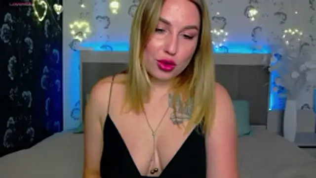 Snapshot of KisssAmmeli chatting on June 13, 12:14 pm KisssAmmeli online show from June 13, 12:14 pm