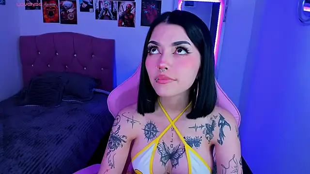 Snapshot of adri_tom44 chatting on February 17, 5:25 am adri tom44 online show from February 17, 5:25 am