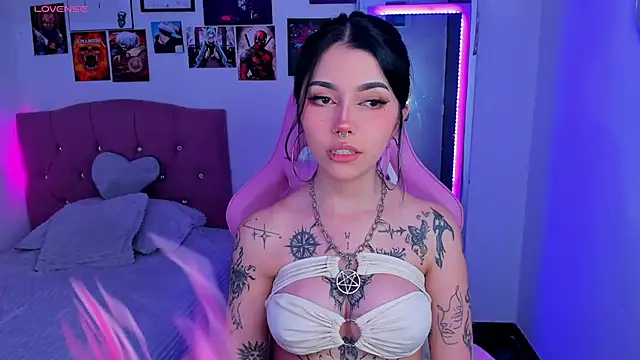 Snapshot of adri_tom44 chatting on February 21, 5:02 am adri tom44 online show from February 21, 5:02 am