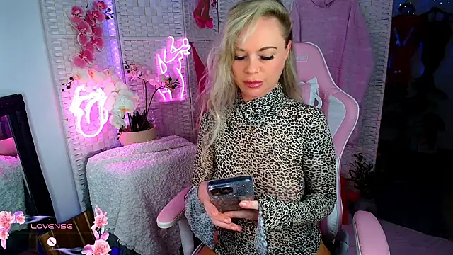 Snapshot of EllieKarrX chatting on December 12, 8:57 am EllieKarrX online show from December 12, 8:57 am