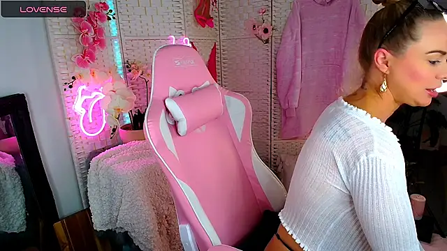 Snapshot of EllieKarrX chatting on December 30, 7:37 am EllieKarrX online show from December 30, 7:37 am