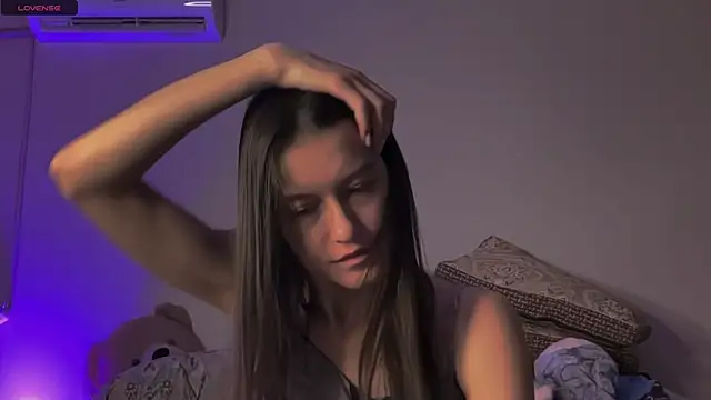 Snapshot of Alice__grace chatting on February 18, 3:32 pm Alice grace online show from February 18, 3:32 pm