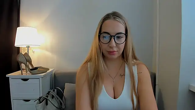 Snapshot of AriaDesire chatting on August 8, 6:04 am AriaDesire online show from August 8, 6:04 am