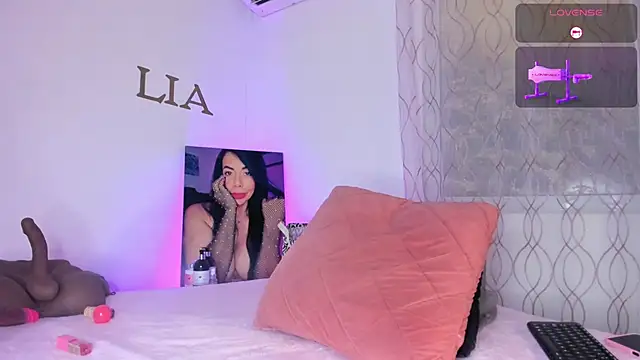 Lia johnsonn online show from April 2, 12:03 pm