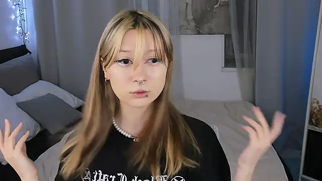 SaintGirl online show from February 5, 1:44 pm