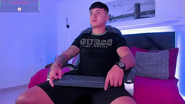 Snapshot of Cristopher_strong chatting on April 26, 1:53 pm Cristopher strong online show from April 26, 1:53 pm