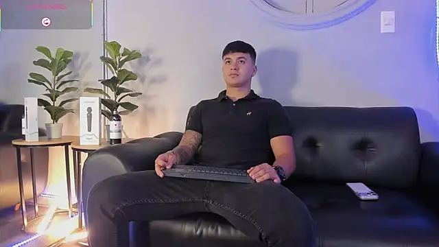 Snapshot of Cristopher_strong chatting on April 29, 12:42 pm Cristopher strong online show from April 29, 12:42 pm