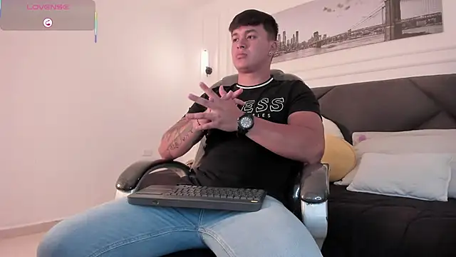 Snapshot of Cristopher_strong chatting on May 8, 1:38 pm Cristopher strong online show from May 8, 1:38 pm