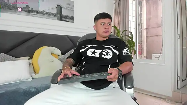 Snapshot of Cristopher_strong chatting on May 11, 2:01 pm Cristopher strong online show from May 11, 2:01 pm