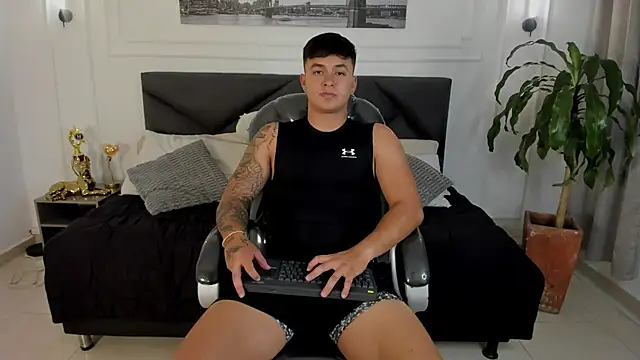 Snapshot of Cristopher_strong chatting on May 13, 11:18 am Cristopher strong online show from May 13, 11:18 am