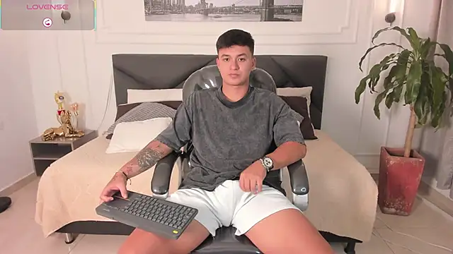 Snapshot of Cristopher_strong chatting on May 17, 1:51 pm Cristopher strong online show from May 17, 1:51 pm