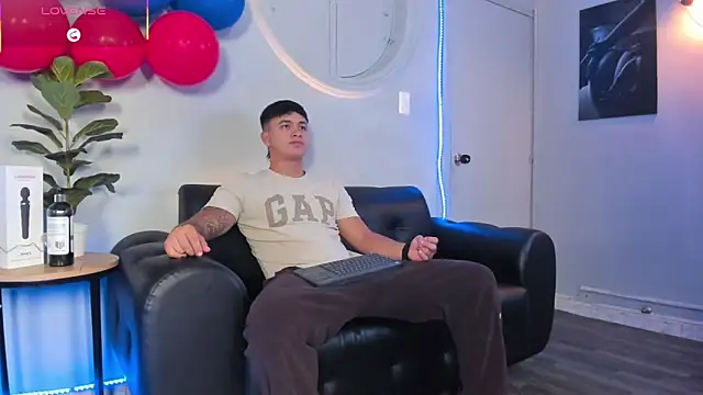 Snapshot of Cristopher_strong chatting on June 10, 12:15 pm Cristopher strong online show from June 10, 12:15 pm