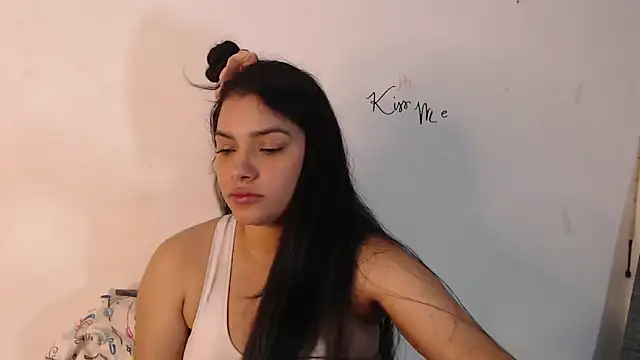 lolaa staars online show from March 15, 9:41 am