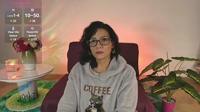 Snapshot of Elliee_ chatting on March 3, 7:17 pm Elliee online show from March 3, 7:17 pm