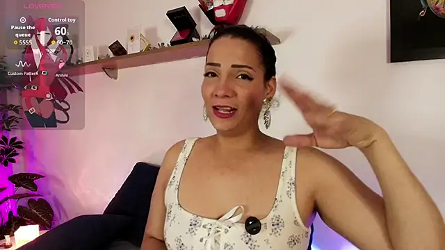 Snapshot of Elliee_ chatting on July 21, 12:29 pm Elliee online show from July 21, 12:29 pm