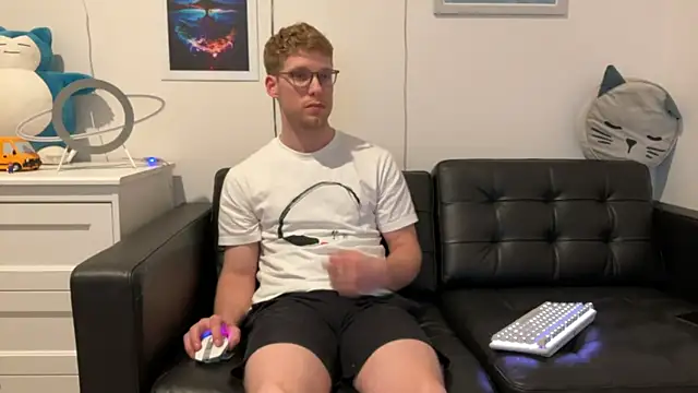 Snapshot of BlueEyedTallGuy94 chatting on December 19, 4:56 am BlueEyedTallGuy94 online show from December 19, 4:56 am