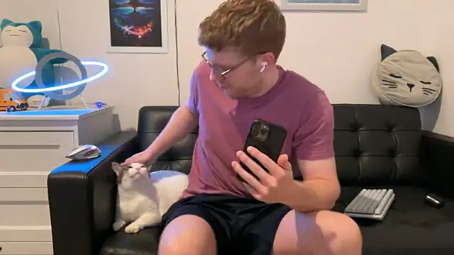 Snapshot of BlueEyedTallGuy94 chatting on December 19, 8:55 pm BlueEyedTallGuy94 online show from December 19, 8:55 pm