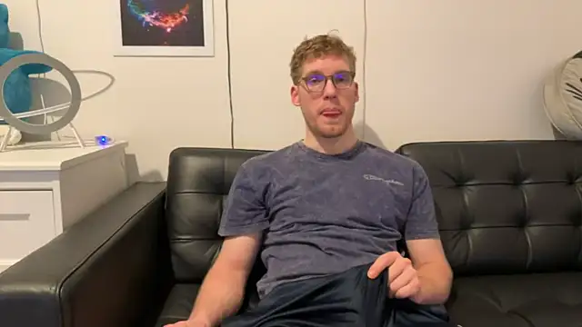 Snapshot of BlueEyedTallGuy94 chatting on December 25, 10:59 pm BlueEyedTallGuy94 online show from December 25, 10:59 pm