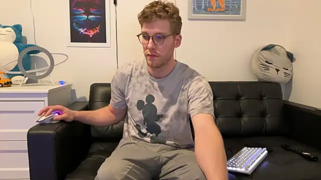 Snapshot of BlueEyedTallGuy94 chatting on December 30, 7:04 am BlueEyedTallGuy94 online show from December 30, 7:04 am