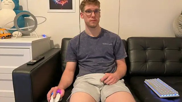 Snapshot of BlueEyedTallGuy94 chatting on January 12, 1:32 am BlueEyedTallGuy94 online show from January 12, 1:32 am