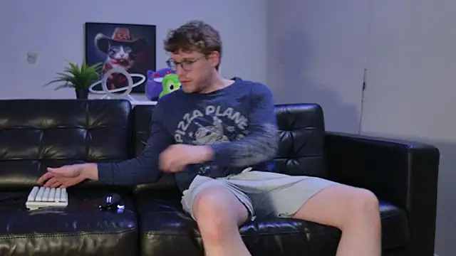 Snapshot of BlueEyedTallGuy94 chatting on October 18, 1:08 am BlueEyedTallGuy94 online show from October 18, 1:08 am