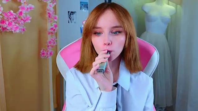 Snapshot of b4by_LoL1 chatting on April 23, 1:24 pm b4by LoL1 online show from April 23, 1:24 pm