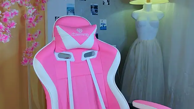 Snapshot of b4by_LoL1 chatting on April 25, 6:05 pm b4by LoL1 online show from April 25, 6:05 pm