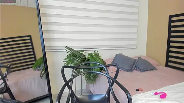 Snapshot of Catyloves chatting on February 8, 12:25 am Catyloves online show from February 8, 12:25 am