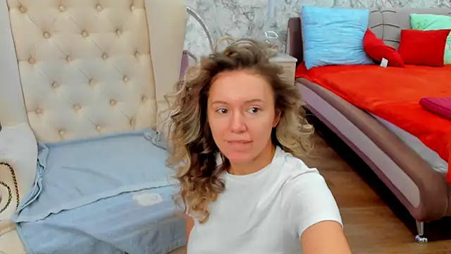 Snapshot of foxy_blond chatting on February 27, 12:32 am foxy blond online show from February 27, 12:32 am