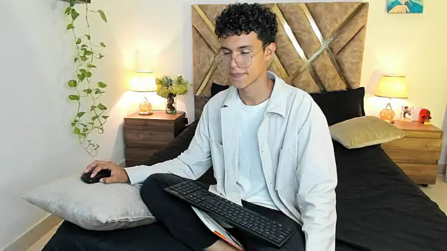 Snapshot of nickolas_moon chatting on October 29, 9:05 pm nickolas moon online show from October 29, 9:05 pm