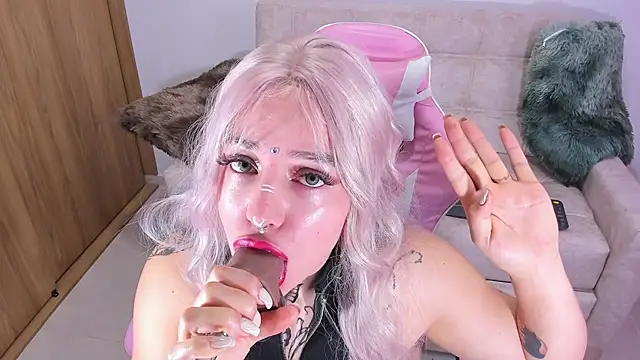 Snapshot of annika_taylor chatting on December 24, 3:16 am annika taylor online show from December 24, 3:16 am