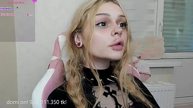 Snapshot of shy_melony chatting on July 3, 5:52 pm shy melony online show from July 3, 5:52 pm