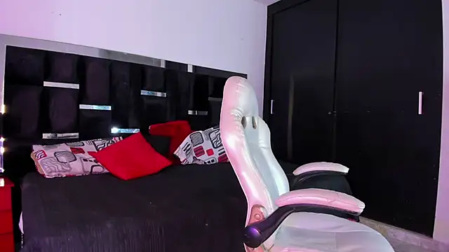 Tasha Sant online show from November 4, 8:19 pm