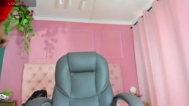 Snapshot of sexual_diamond chatting on June 23, 1:53 pm sexual diamond online show from June 23, 1:53 pm