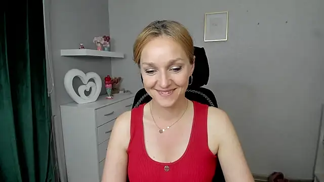 Snapshot of AliciaDesire chatting on May 21, 5:42 pm AliciaDesire online show from May 21, 5:42 pm