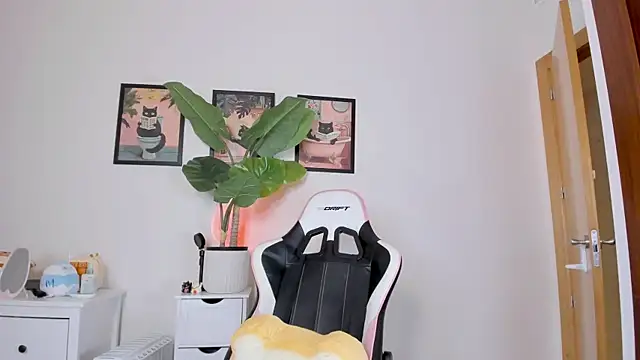 Snapshot of Adriennesexxx chatting on February 8, 9:07 pm Adriennesexxx online show from February 8, 9:07 pm