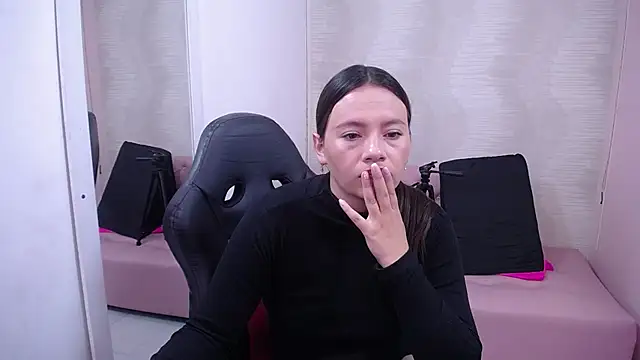 Snapshot of lauraguzman chatting on February 10, 3:03 am lauraguzman online show from February 10, 3:03 am