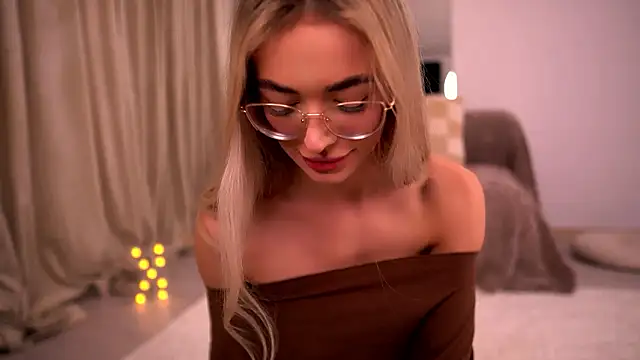 KylieJoyce online show from March 11, 9:32 pm